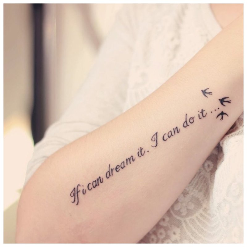 Krásný nápis s ptáky tetování