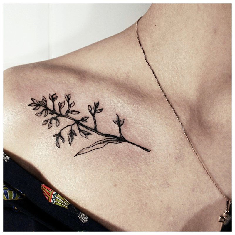Větvička tetování v černé barvě