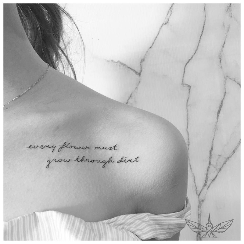 Piękny napis na tatuażu pod obojczykiem