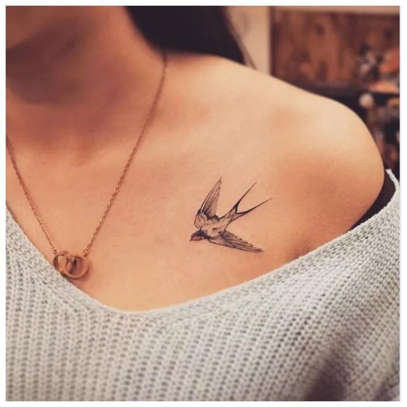 Delikatny tatuaż obojczyka ptaka