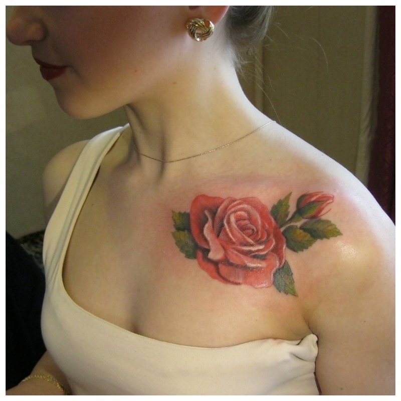 Duży tatuaż na kwiatku obojczyka