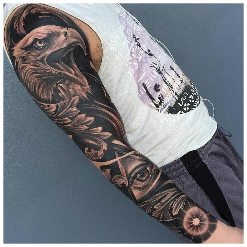 Tatuaj pe întregul braț al unui bărbat