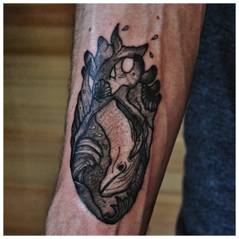 Ongebruikelijke tatoeage op de onderarm van een man