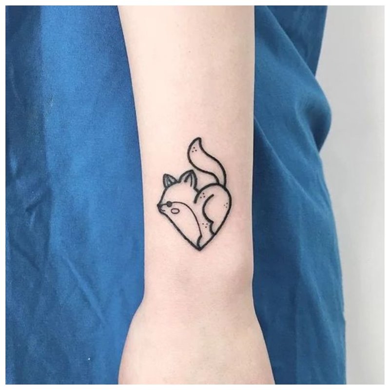 Állati csukló tetoválás
