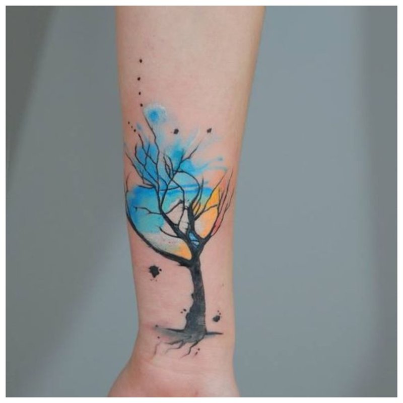 Ryškus medis - tatuiruotė ant riešo