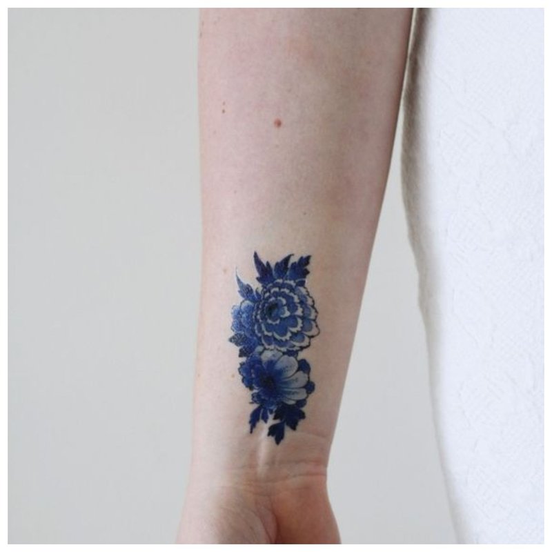 Riešo gėlių tatuiruotė