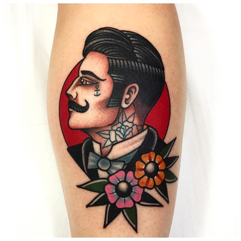 Oldschoolowy tatuaż z portretem mężczyzny