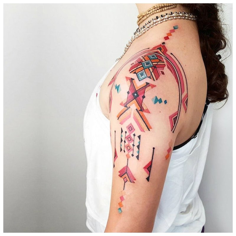 Etnické tetování na rameni