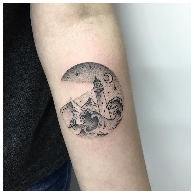 Tatuaj peisaj pe brațul unui bărbat