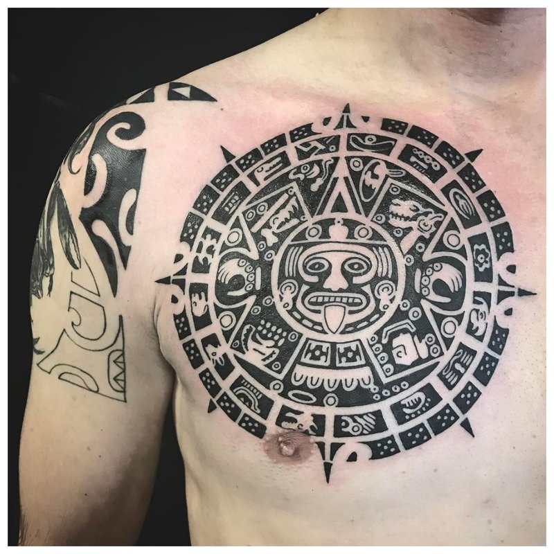 Tatouage Maya sur la poitrine