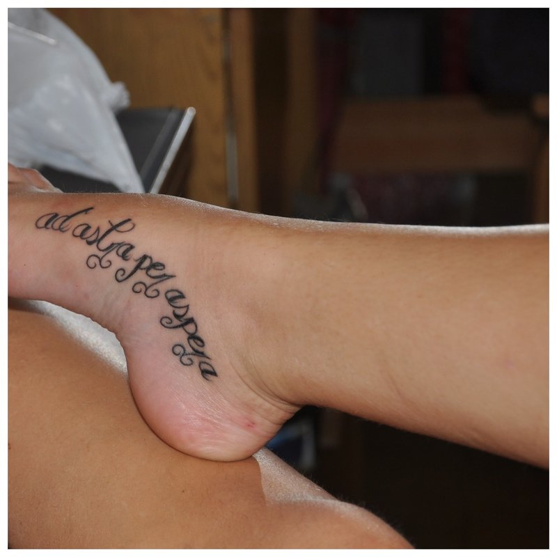 Inscripția tatuajului pe picior