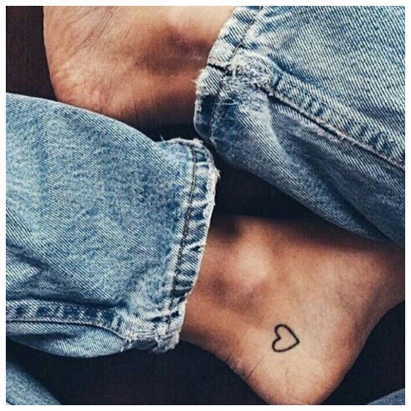 Delikatny tatuaż w kształcie serca