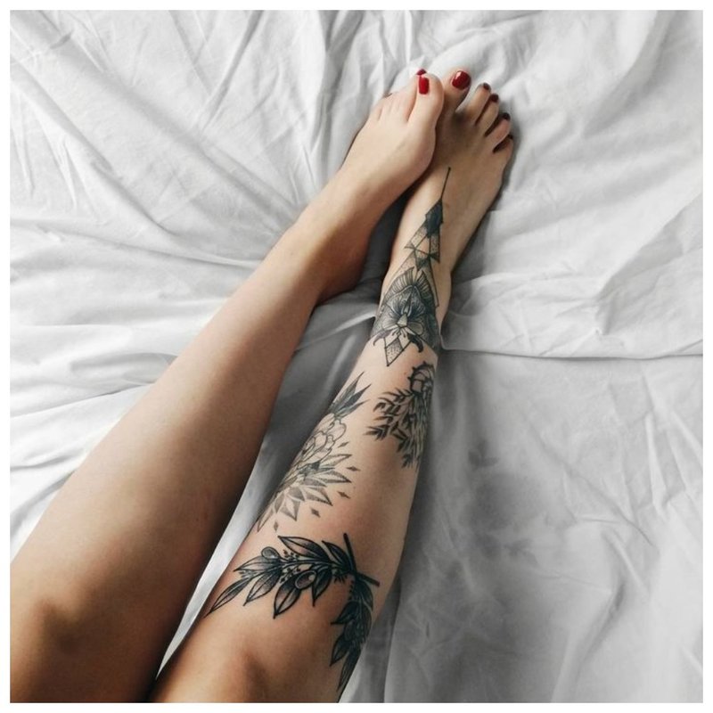 Különböző tetoválások az egész lábszáron