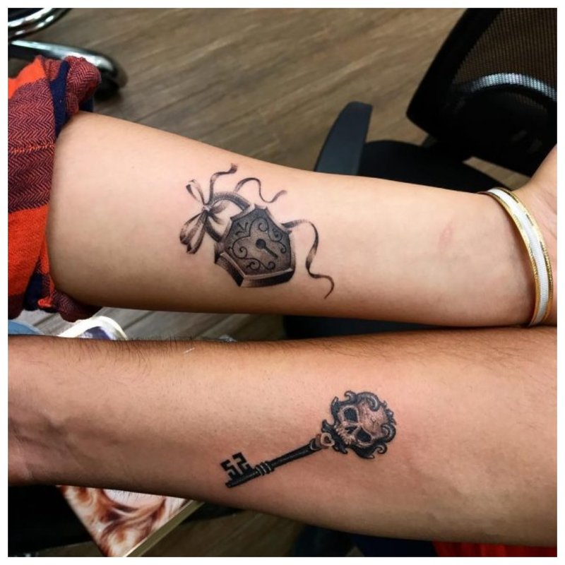 Tatuaj simbolic pentru un cuplu