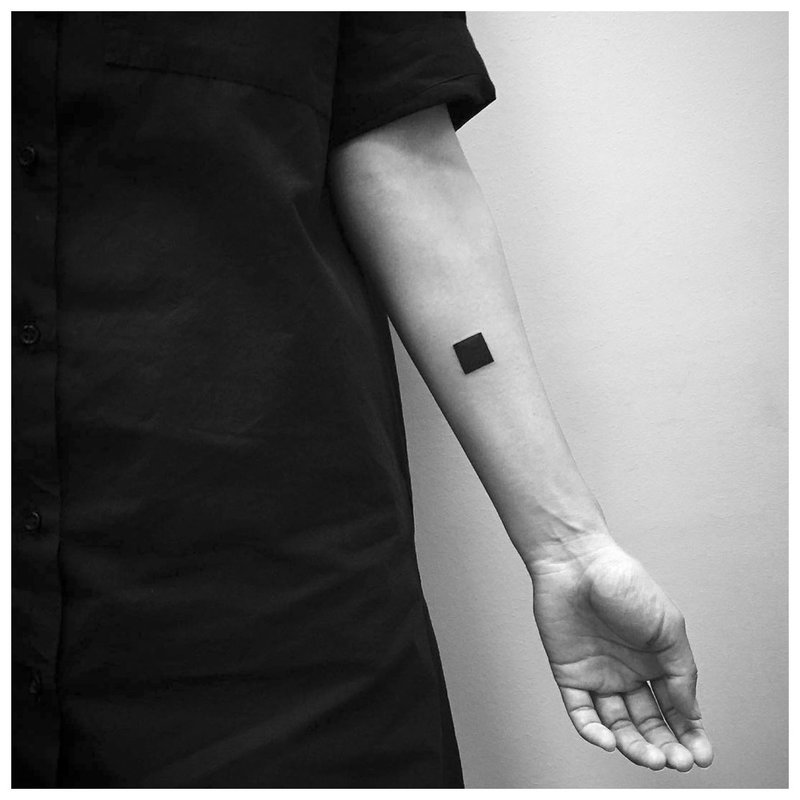 Simplu pătrat negru - tatuaj pe brațul unui bărbat