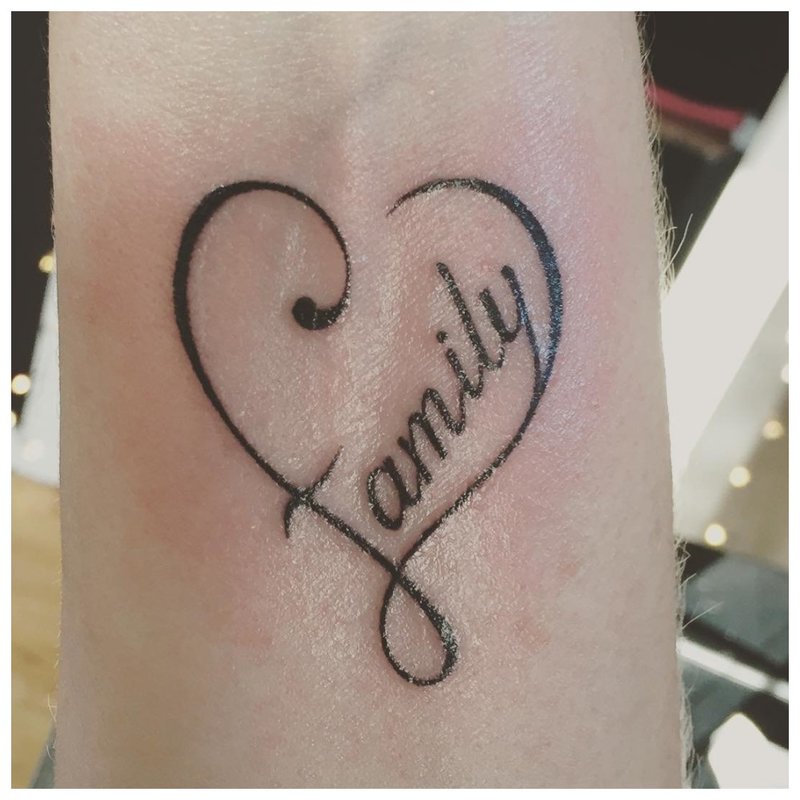 Coeur et inscription - tatouage au poignet