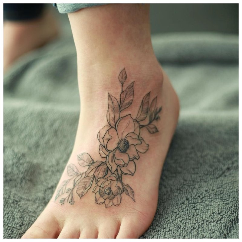 Контурно цвете - татуировка на краката