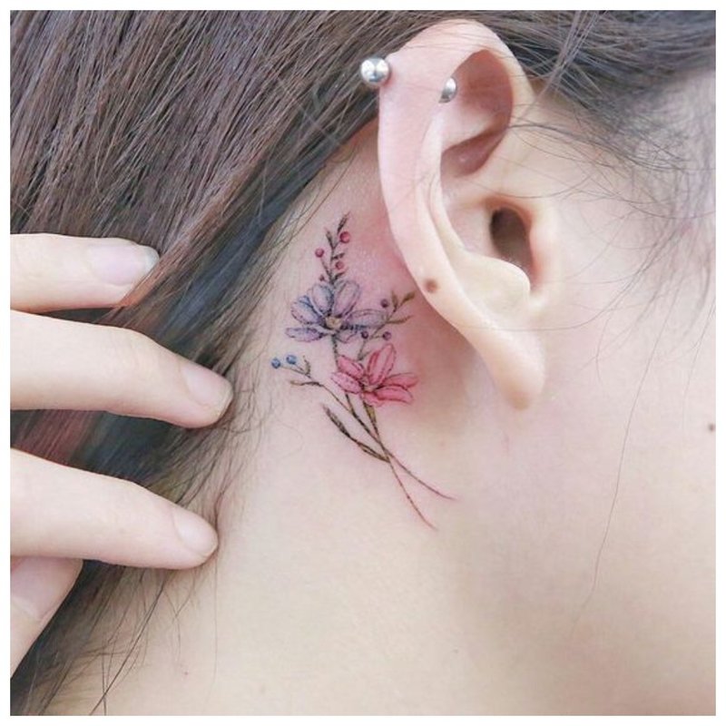 Tatuaj în spatele urechii