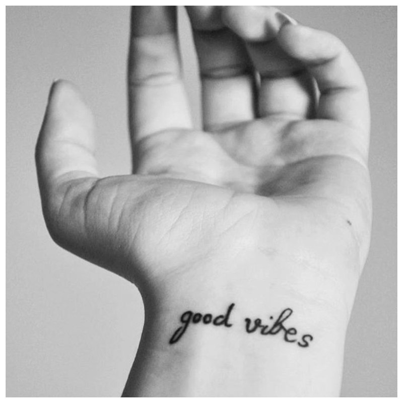 Tatuiruotės užrašas anglų kalba ant riešo