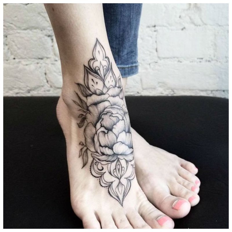 Neįprasta tatuiruotė ant pėdos
