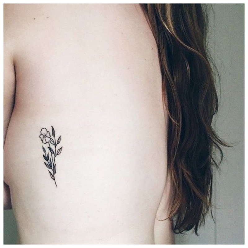 Tetování na těle dívky