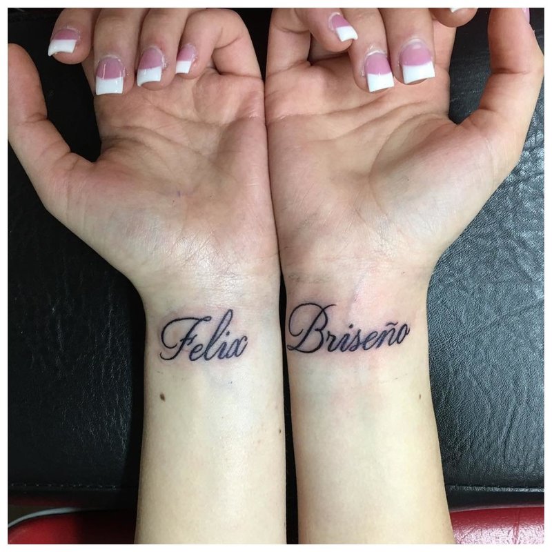 Tattoo-inscriptie op de pols op beide handen
