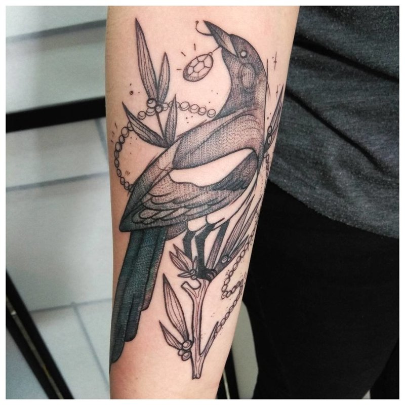 Tatuaż ptaka na przedramieniu u mężczyzn