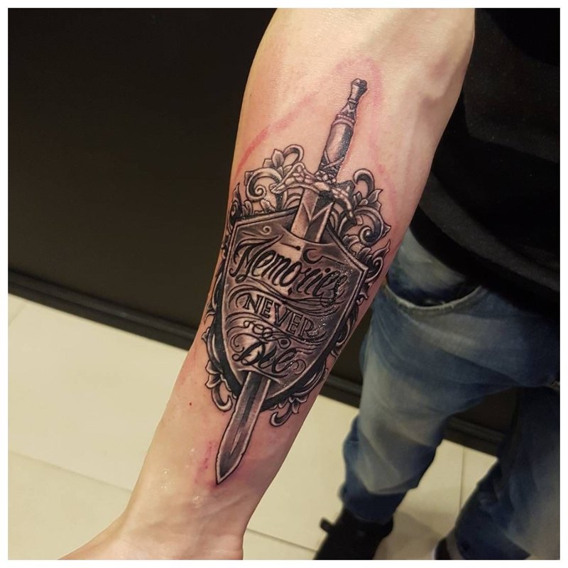 Tetování na předloktí muže