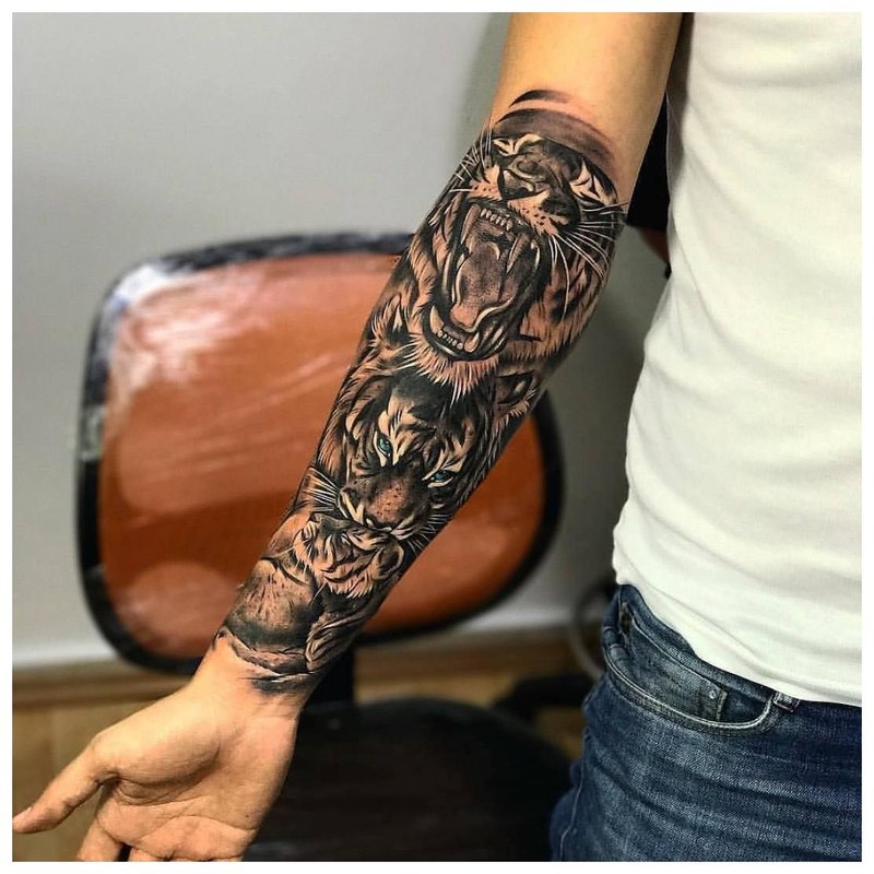 Tatuaj pe brațul unui bărbat