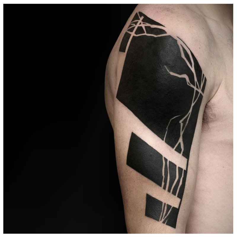 Blackwork-tatoeage op de schouder