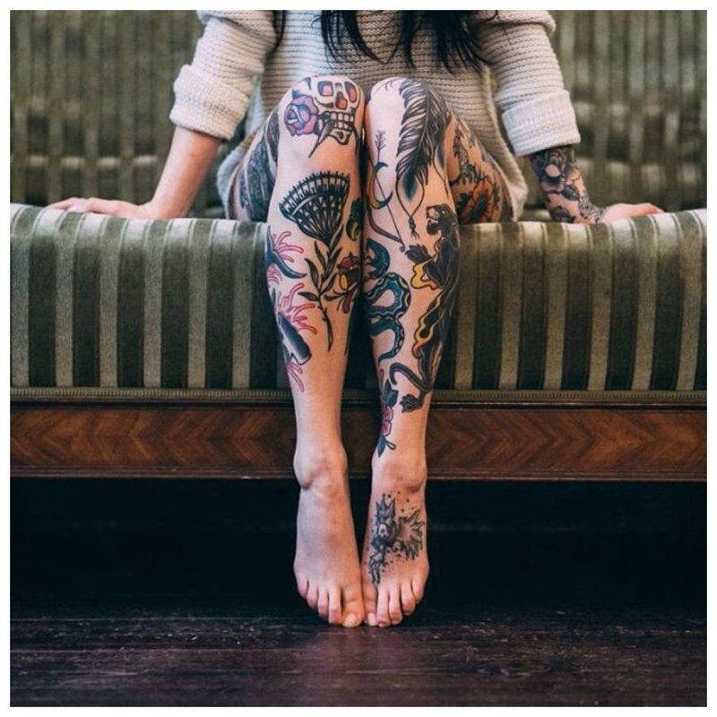 Mange forskjellige tatoveringer på hele beinet