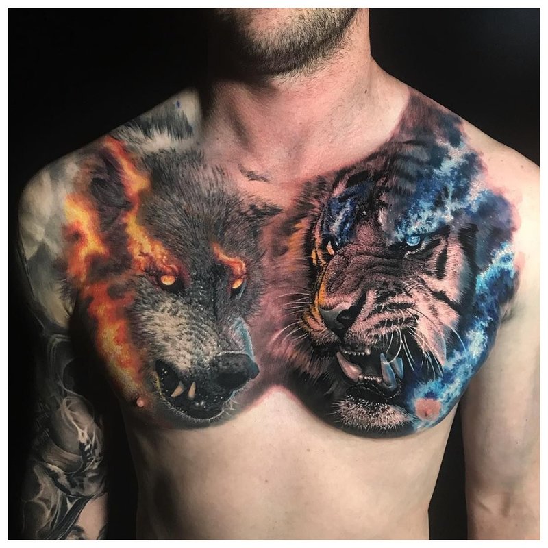 Gyvūnų konfrontacija - tatuiruotė krūtinėje