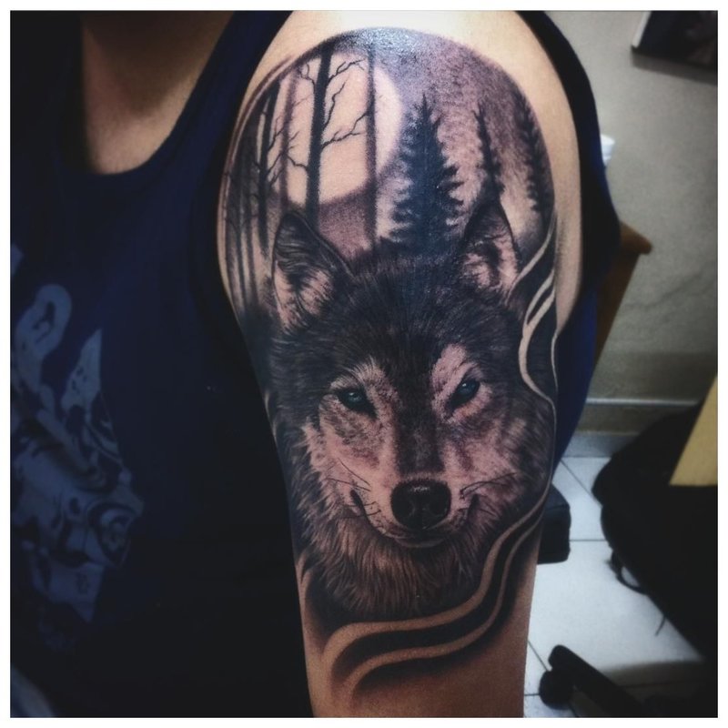 Survere Wolf - tatuaż na ramię mężczyzny