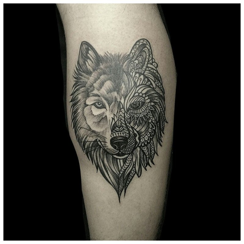 Wolf tattoo in een gecombineerde stijl