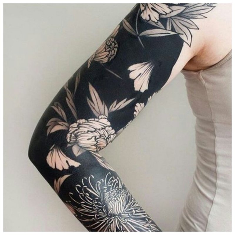 Blackwork virág tetoválás