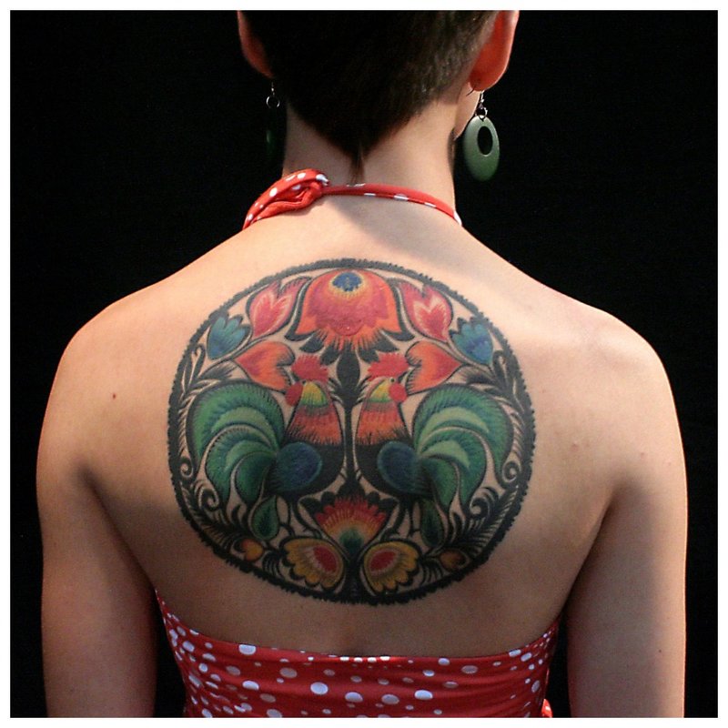 Etniczny tatuaż na plecach