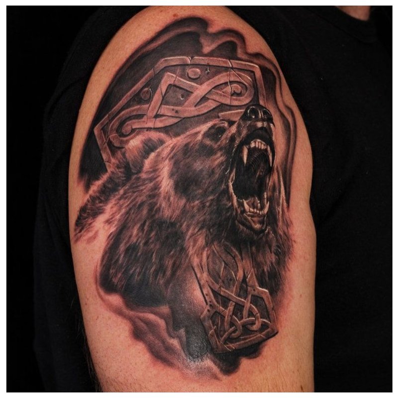 Słowiański tatuaż z niedźwiedziem