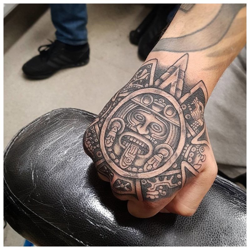 Mayské tetování na dlani