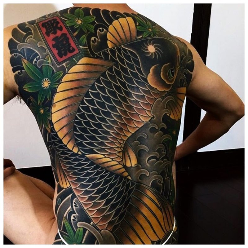 Orientalny tatuaż na plecach
