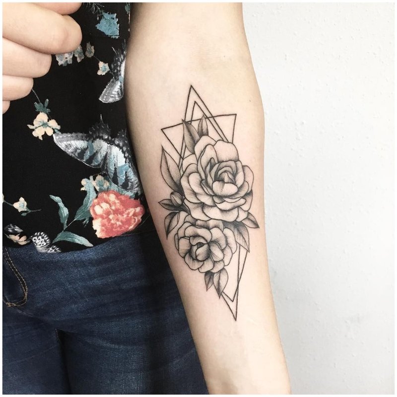 Kontūrinė juoda tatuiruotė ant rankos