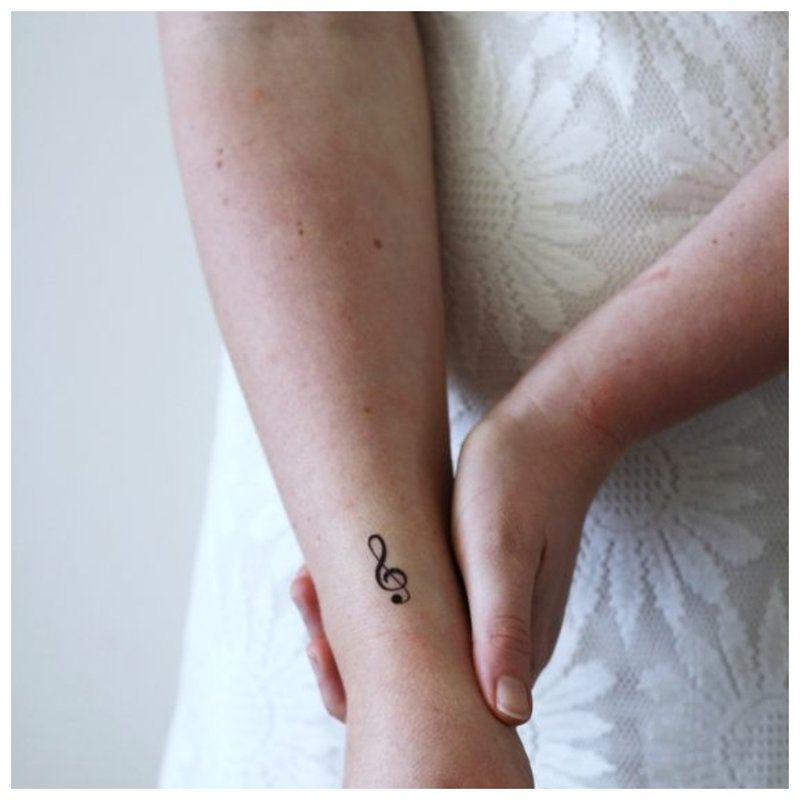 Tatuiruotė ant mergaitės rankos