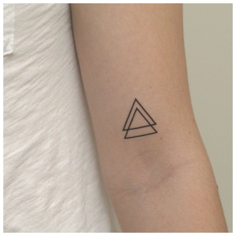 Tatuaż trójkąt