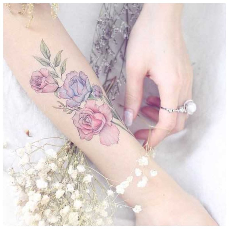 Tatuaj de flori pe brațul unei fete