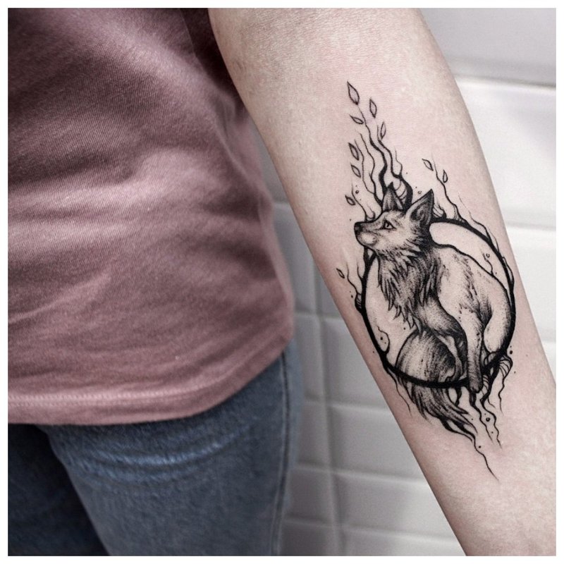 Dziewczyna z tatuażem na pełnym ramieniu