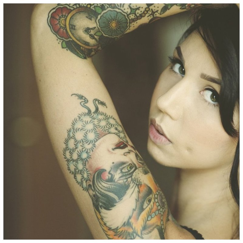 Ryški tatuiruotė mergaitei