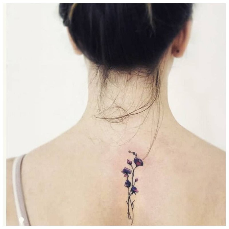 Gėlių šakelė ant nugaros