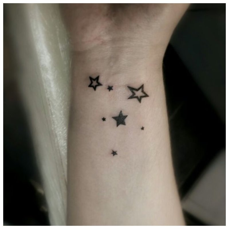 Gwiazdy - symboliczny tatuaż na nadgarstku