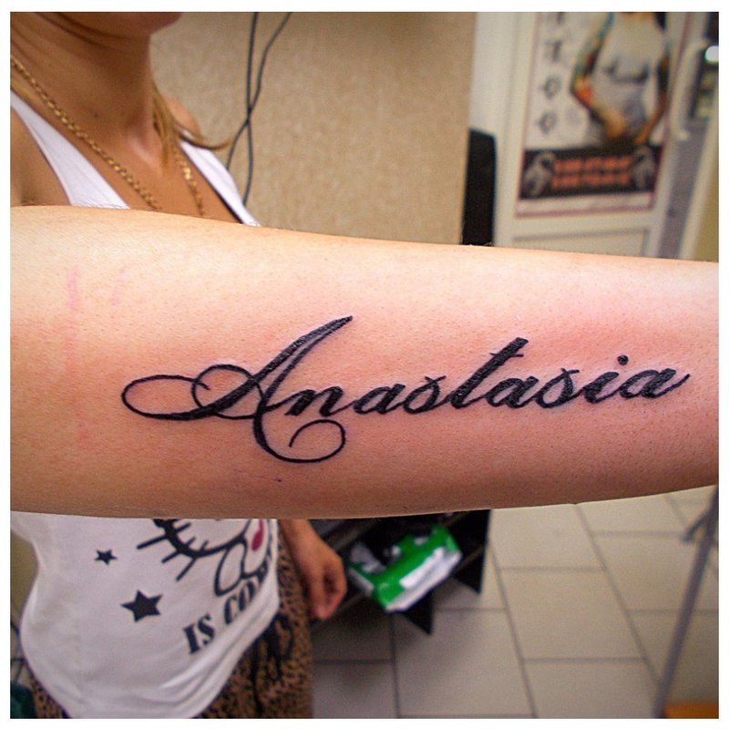 Tatuiruotės Anastasija ant rankos