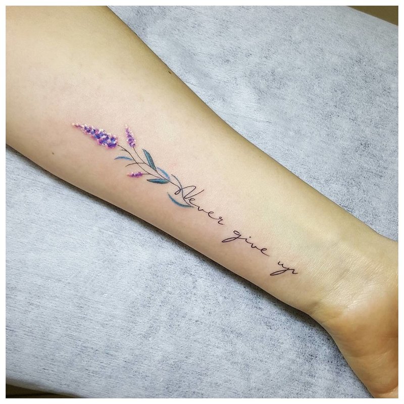 Tattoo inscriptie met lavendel
