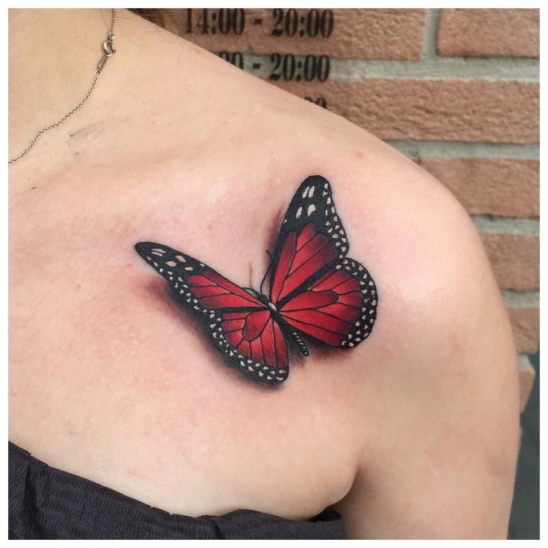 Ярка пеперуда на ключицата - татуировка